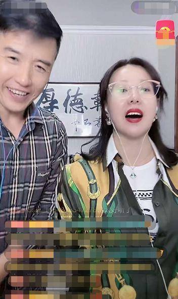 颜值惊艳不输明星,与丈夫同框似两代人_关小平_李小雨_老婆