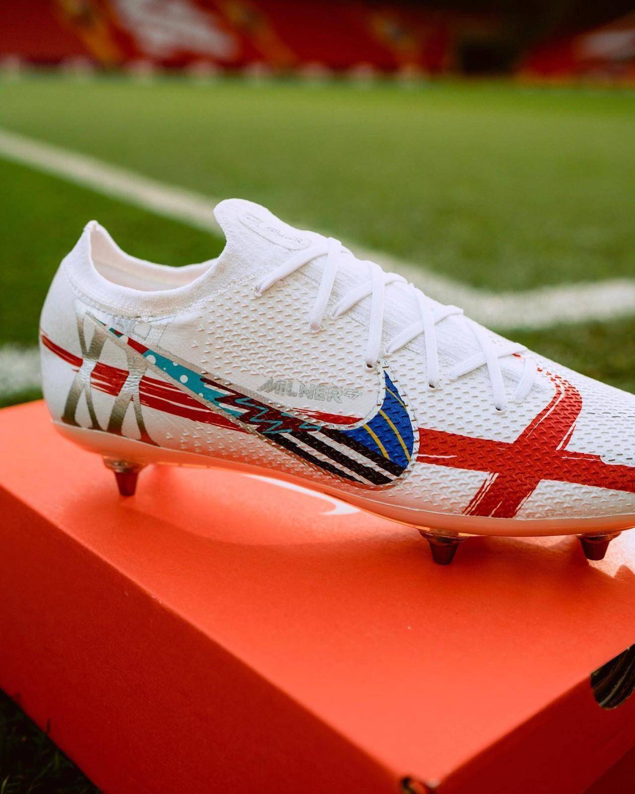 这双专为庆祝米尔纳英超联赛出场600场的特别版nike phantom gt 2足球