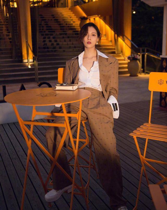 167cm程潇和169cm宋妍霏,同是成套的西装造型,不是腿长就能赢!