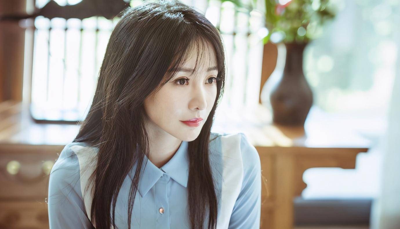 40岁柳岩晒《最好的时代》剧照,认真专注却有一处硬伤被批_角色_人物