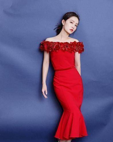 出李沁的身材曲线,纤细的裙子设计特别纤细,柔韧,虽然礼服是红色的,但