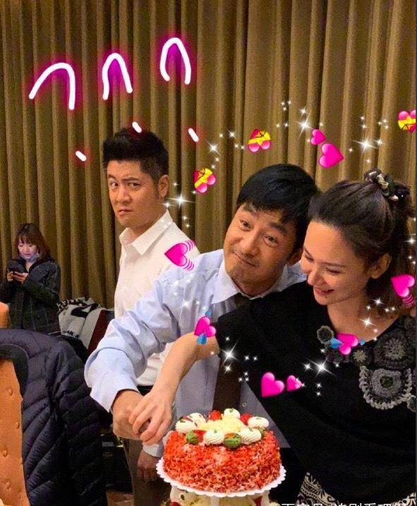 到了晚上,程莉莎发博:"郭大爷您生日快乐,听说我每年费心劳神的给你过