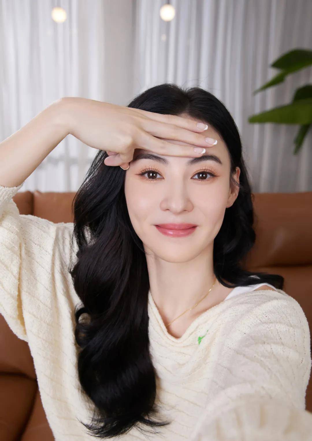 小林青霞最新写真曝光,41岁皮肤紧致白皙,贴头皮造型只能她驾驭_网友