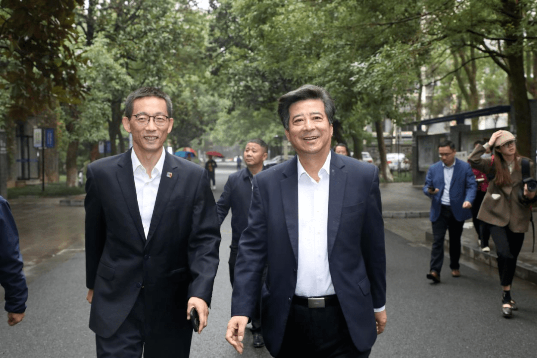 衢州二中党委书记潘志强,衢州二中校长翁胜华等热情接待了施一公倚行