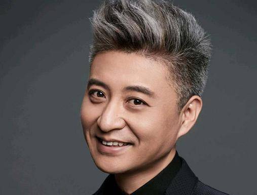 知名演员周炜近照曝光,45岁满头白发显沧桑,与一旁娇妻似两代人_妻子