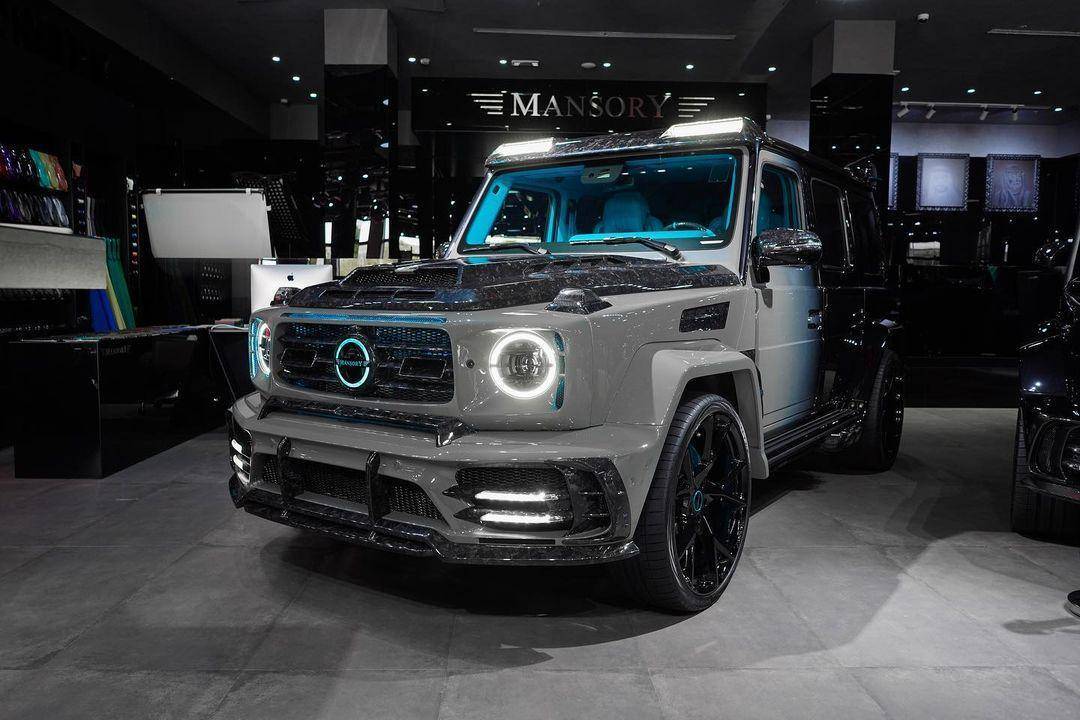 以上这辆奔驰g63拥有mansory迈莎锐独家定制的外观套件,不仅外观看着