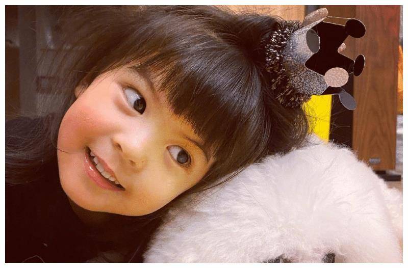 都说修允菲是"颜值担当",看到齐刘海修思羽,长开后萌出新境界_贾静雯