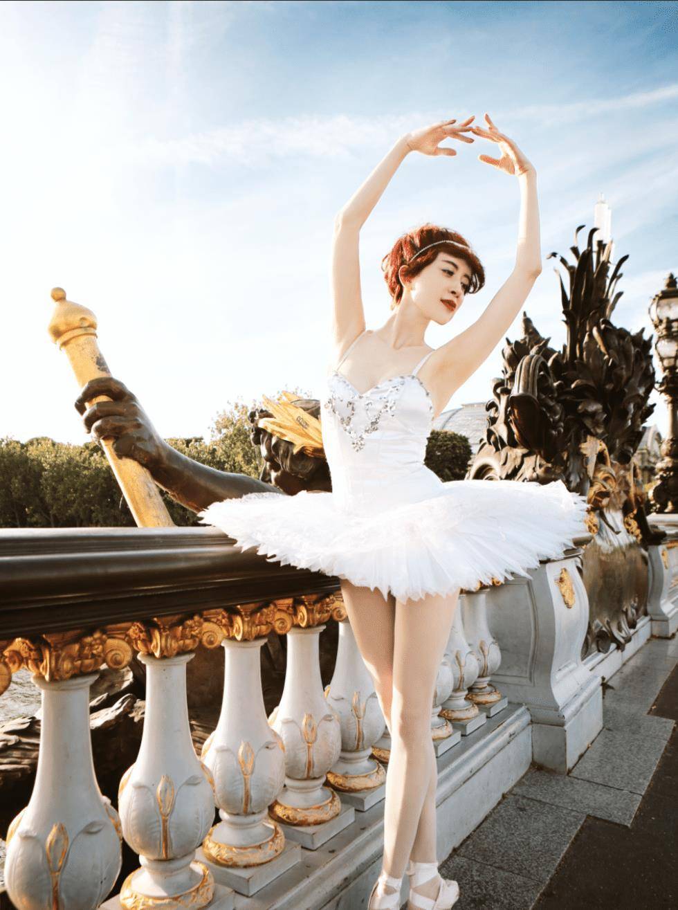 45岁的"孔雀公主"又火了,穿芭蕾舞服被拍之后,网友:美到犯规_金巧巧