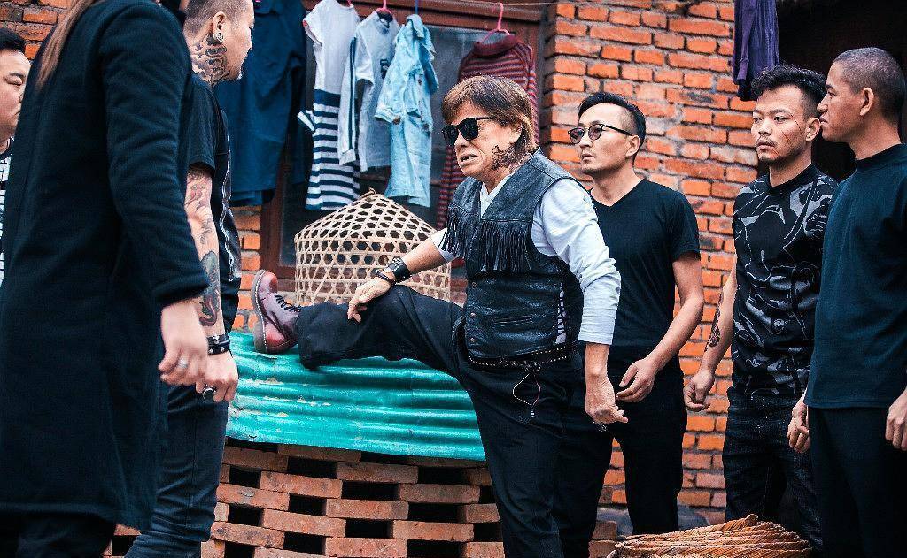 毕竟已经72岁的年龄了,已经过了拼命三郎的那股劲了,遵循喜剧的步调就