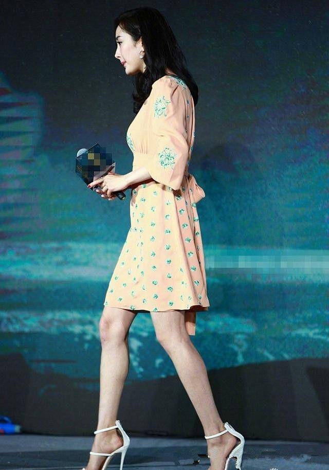 杨幂脸终于垮了!隐藏自己的性感驼着后背,跟刘琳同框像同龄人!