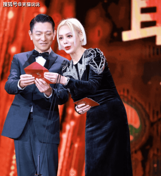 宁静晒与刘德华后台合照,自叹:爷青回!