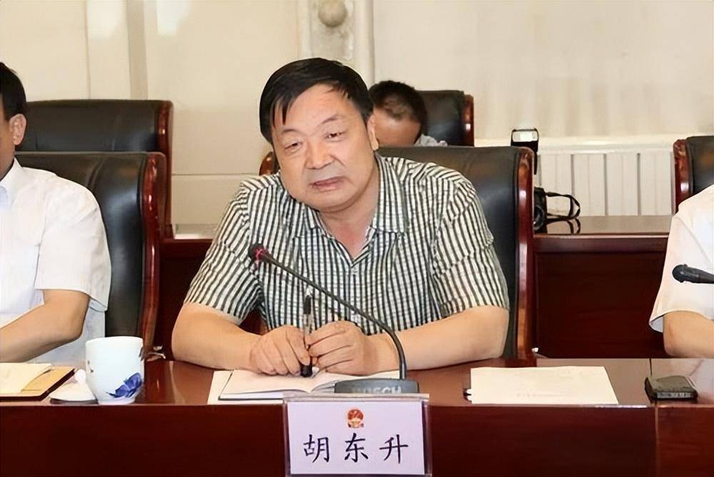 长期在宁夏工作,曾任中卫县委副书记,纪委书记,中宁县县长,县委书记