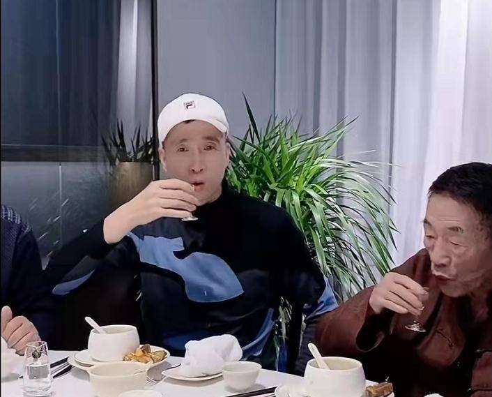 90岁的杨少华近况堪忧,身体骨瘦如柴,行动更是不便需一直搀扶_韩兆