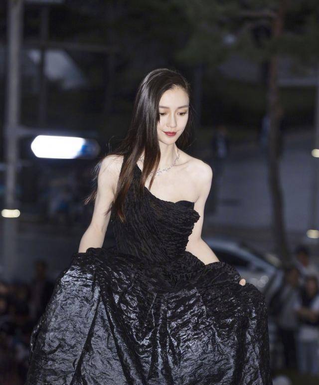 angelababy黑色长裙出席釜山电影节,气质"生人勿近",典雅高贵_裙子