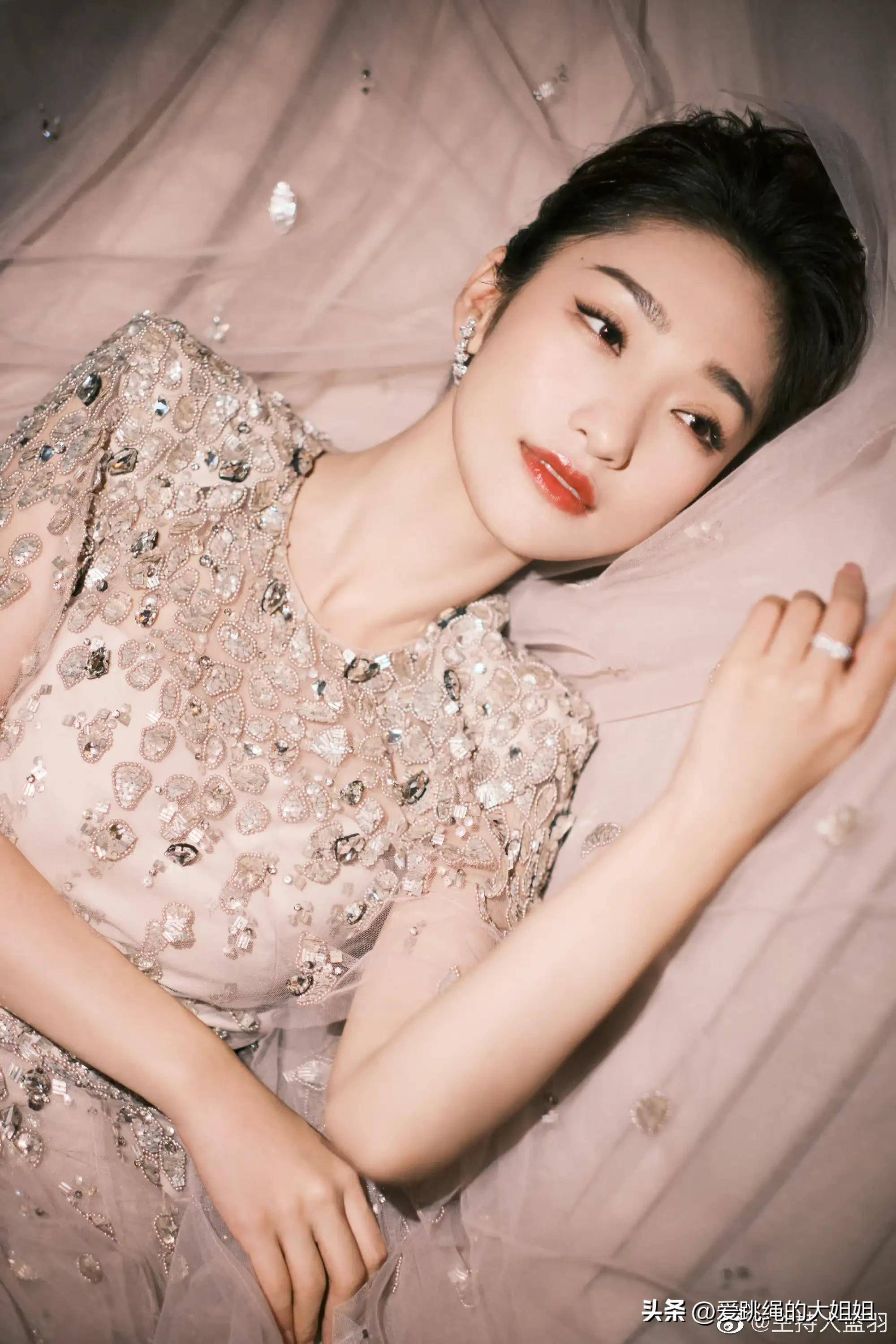 "董卿接班人"蓝羽,年轻漂亮