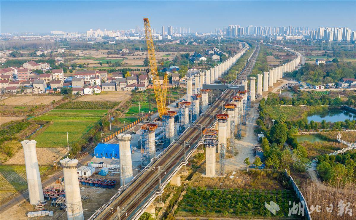 荆荆铁路跨汉宜铁路首榀门式墩钢盖梁吊装完成_施工_单位_江汉