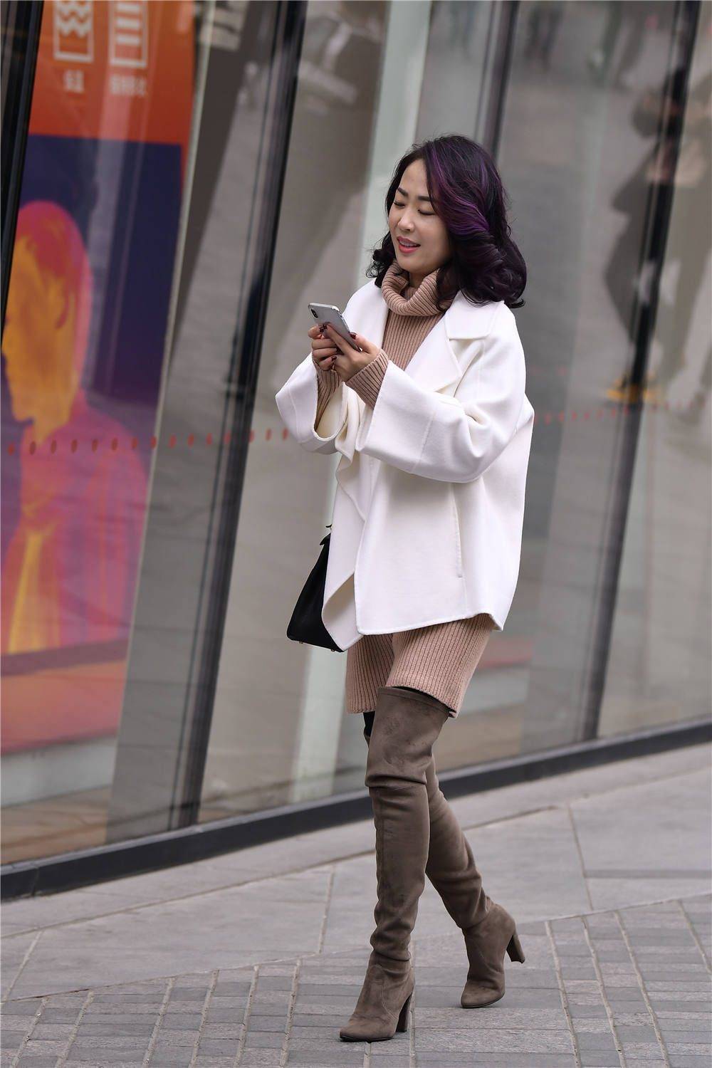 灰色粗跟过膝长靴,搭配浅色针织长裙,高领的设计_风格_效果_服装