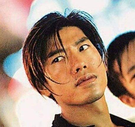 1996年,由郑伊健,陈小春主演的黑道电影《古惑仔》横空出世,张耀扬也