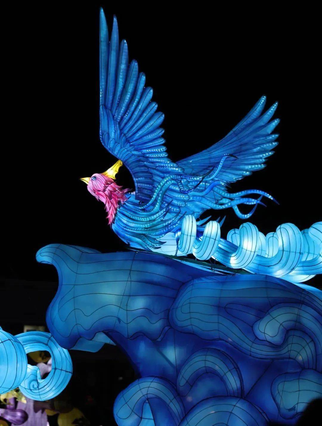 美猴王一眨眼就来到了花果山,美猴王"孙悟空"身披金甲,手握金箍棒,好