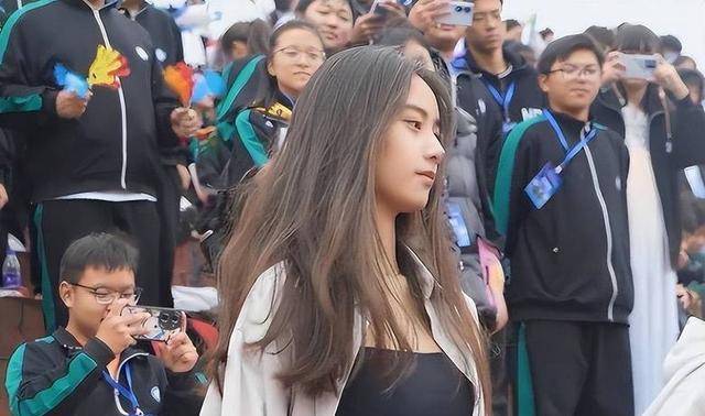 安师大女生校运会上跳舞,男生们看直了眼,评论区网友却酸味很浓_大学