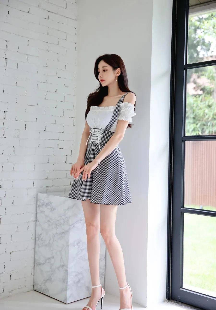 「韩国美女模特孙允珠」落花琉璃鲜蕊甜皙灰格背带裙,真好看