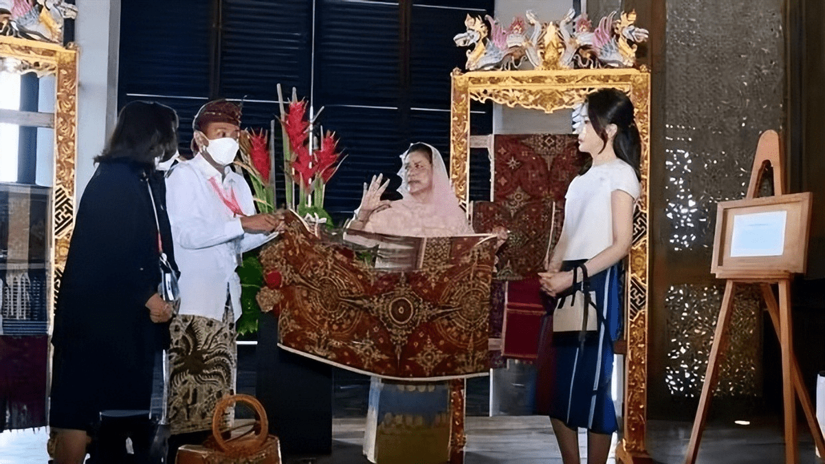 50岁韩国第一夫人抢印尼第一夫人风头,穿短袖走清纯风,嫩成少女_造型