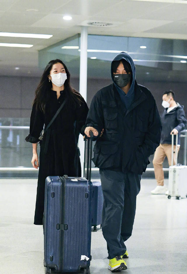 齐溪得奖后与老公高调同框,王传君帮拎行李,俩人挽手同行好甜蜜_宋宁
