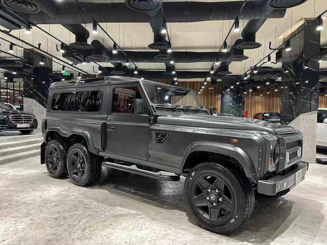 路虎卫士"六轮驱动"曝光,车身加长,越野元素爆棚,粗犷霸气_搜狐汽车