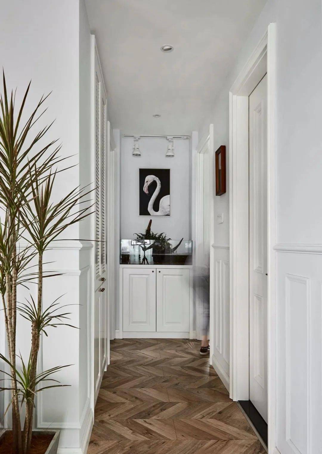 走廊尽头这面墙,除了挂画,还能怎么装?_装修_空间_设计