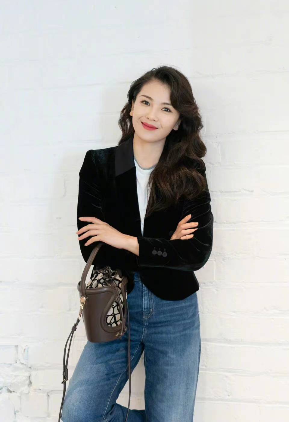 刘涛私服,穿黑色小西服配牛仔裤减龄时髦,很难相信她40 了_自然_效果