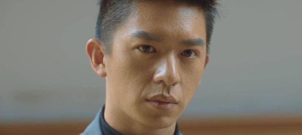 《硬击》上映,高冷保镖遇上傲娇小姐,梁小龙又来打酱油了_男保镖_电影