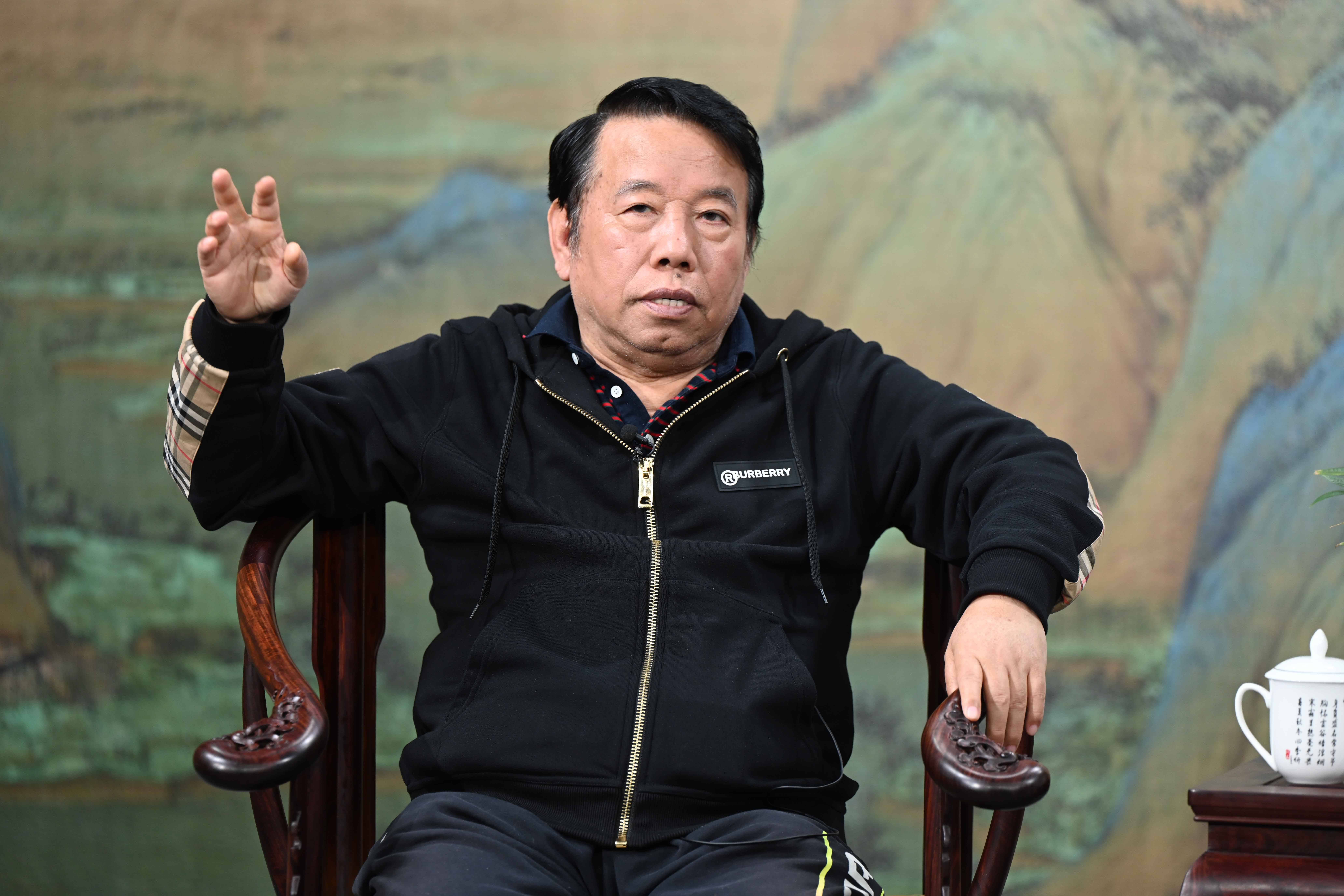 节目录制开始后,现场丹青中国栏目主持人徐俪嘉与著名画家满维起,开始