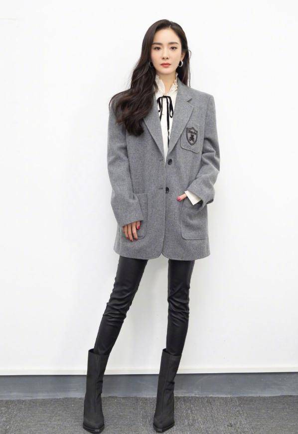 杨幂又扮美成功,学05后穿jk制服,说是18岁毫不违和_黑色_时尚_穿着