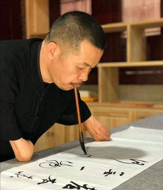 在书法兰亭奖的获奖者中,他是唯一用嘴写字的人_张文佑_生活_因为