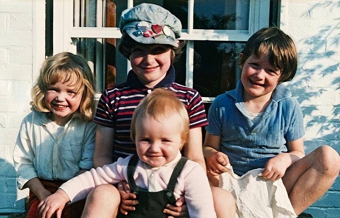 在2010年接受泰晤士报采访时,杰里米回忆起皮尔斯小时候的淘气行为