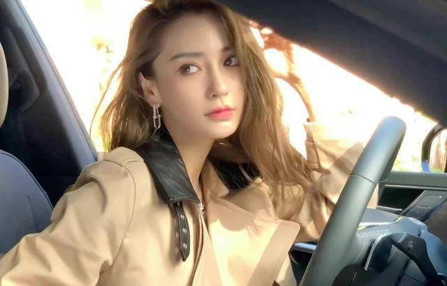 angelababy最新车内大片来袭,御姐范儿十足,这氛围感绝了_娱乐_时尚