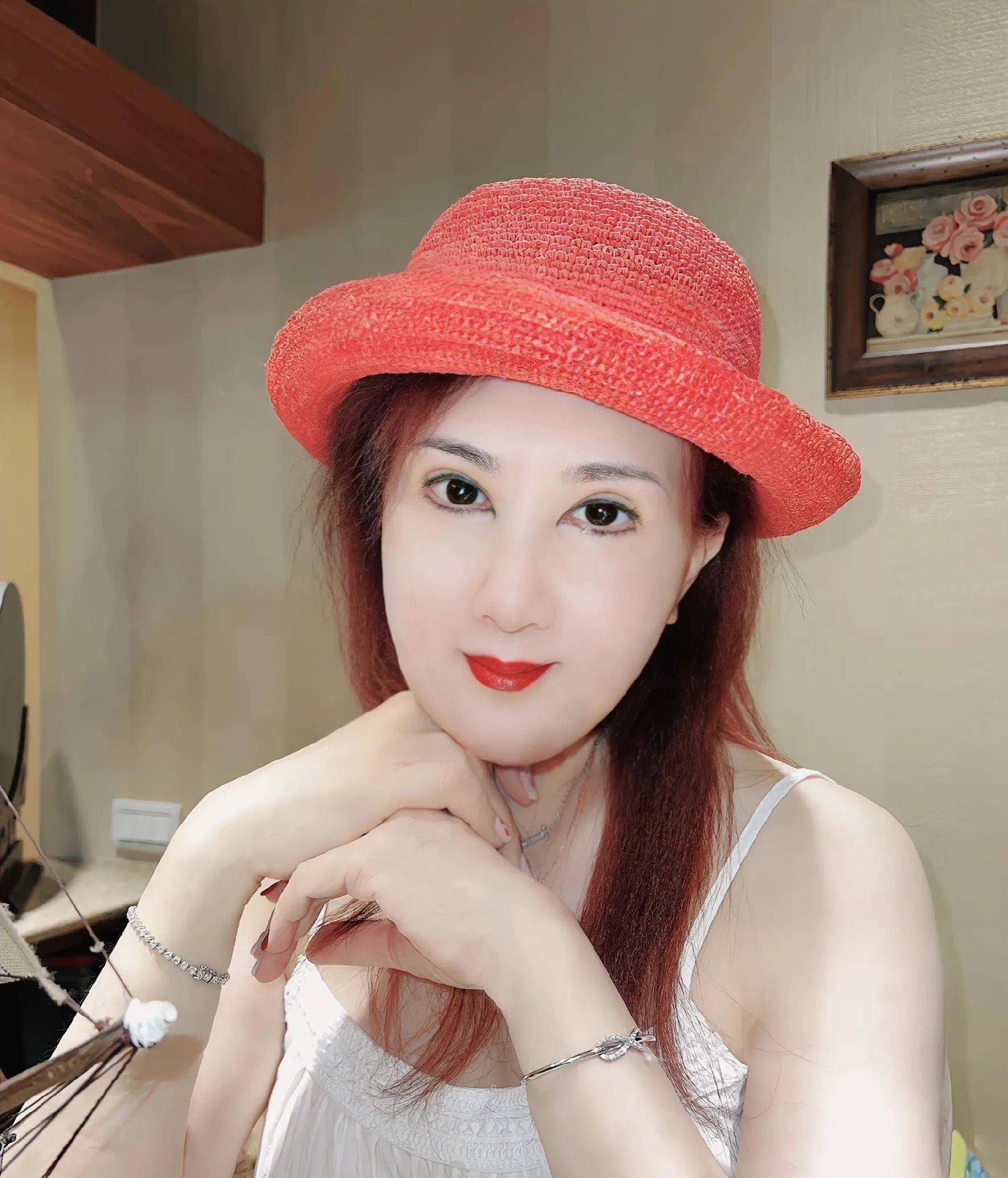 备受打击的杨钧钧在脸上下足了功夫,现在的她应该远不如优雅地老去了