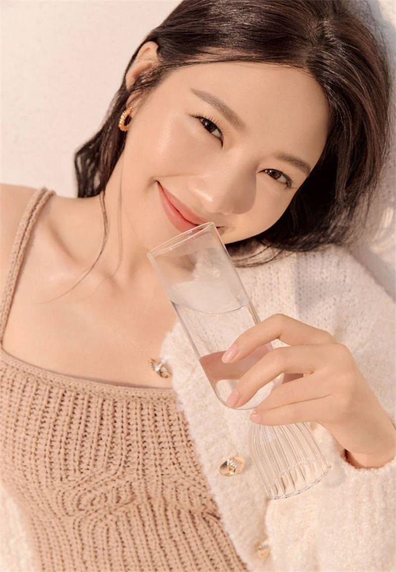 26岁的朴秀荣近日美妆写真曝光,温柔且迷人!_joy_苹果_魅力十足