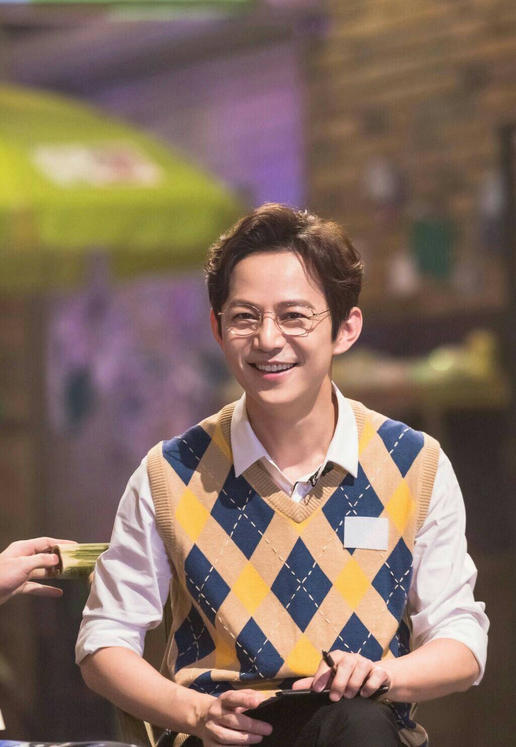 何炅大秀八块腹肌!可是48岁的他明明是未成年的脸_身材_身高_因为
