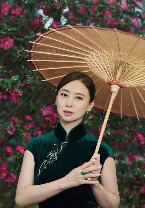 52岁翁虹越老越有韵味,"旗袍"造型高贵优雅,年过半百更多姿_look_披风