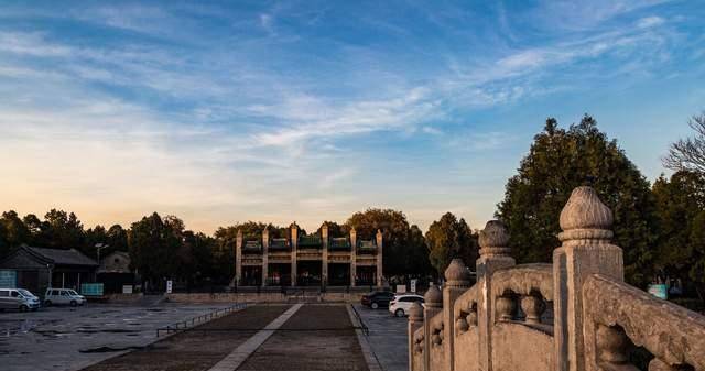 孔子家族的孔林和关羽墓地关林等少数几个,而袁世凯墓能称为"袁林",也