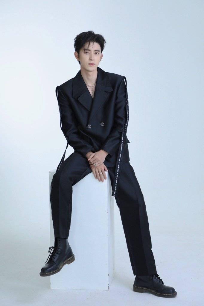 敖瑞鹏拍摄设计感西装造型写真 宣传新节目《为了我们的荣耀》