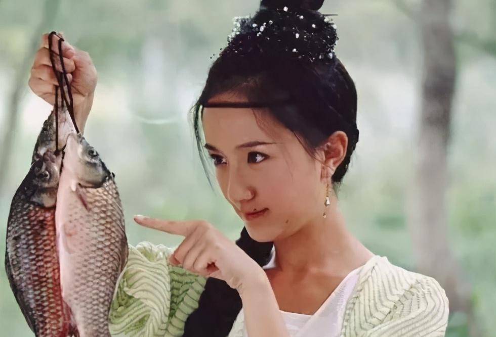 于是刚毕业的她,就参演了古装武侠剧《武林外史》中一个"小泥巴"的