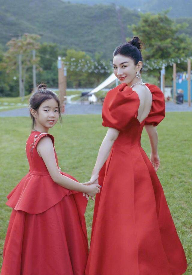 黄奕写长文晒照为女儿庆生,孩子十岁身高瞩目,铛铛颜值不像妈妈_生日