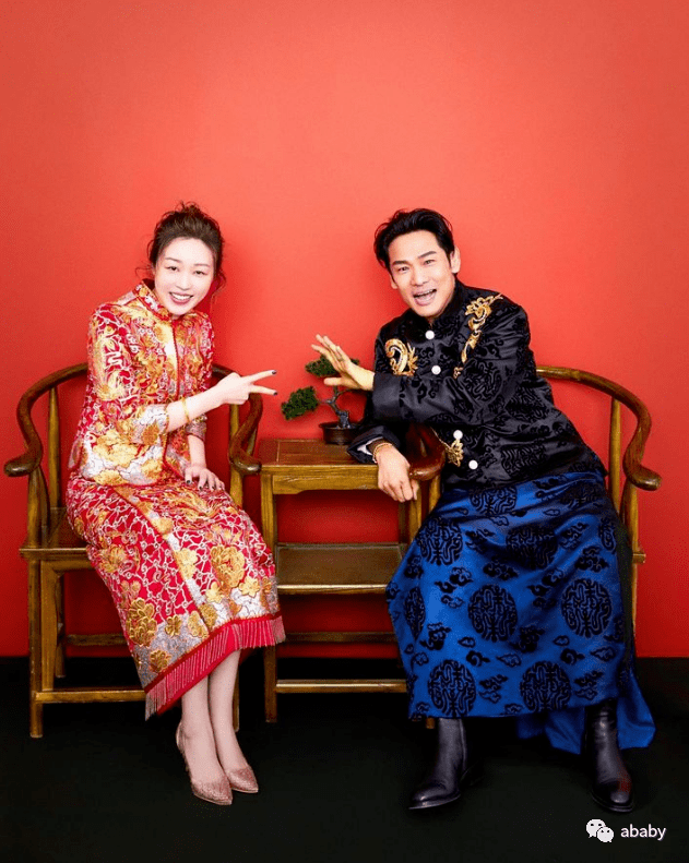 杜德伟拍婚纱照庆祝结婚10周年,与妻子大摆恩爱姿势太甜蜜_照片_表情