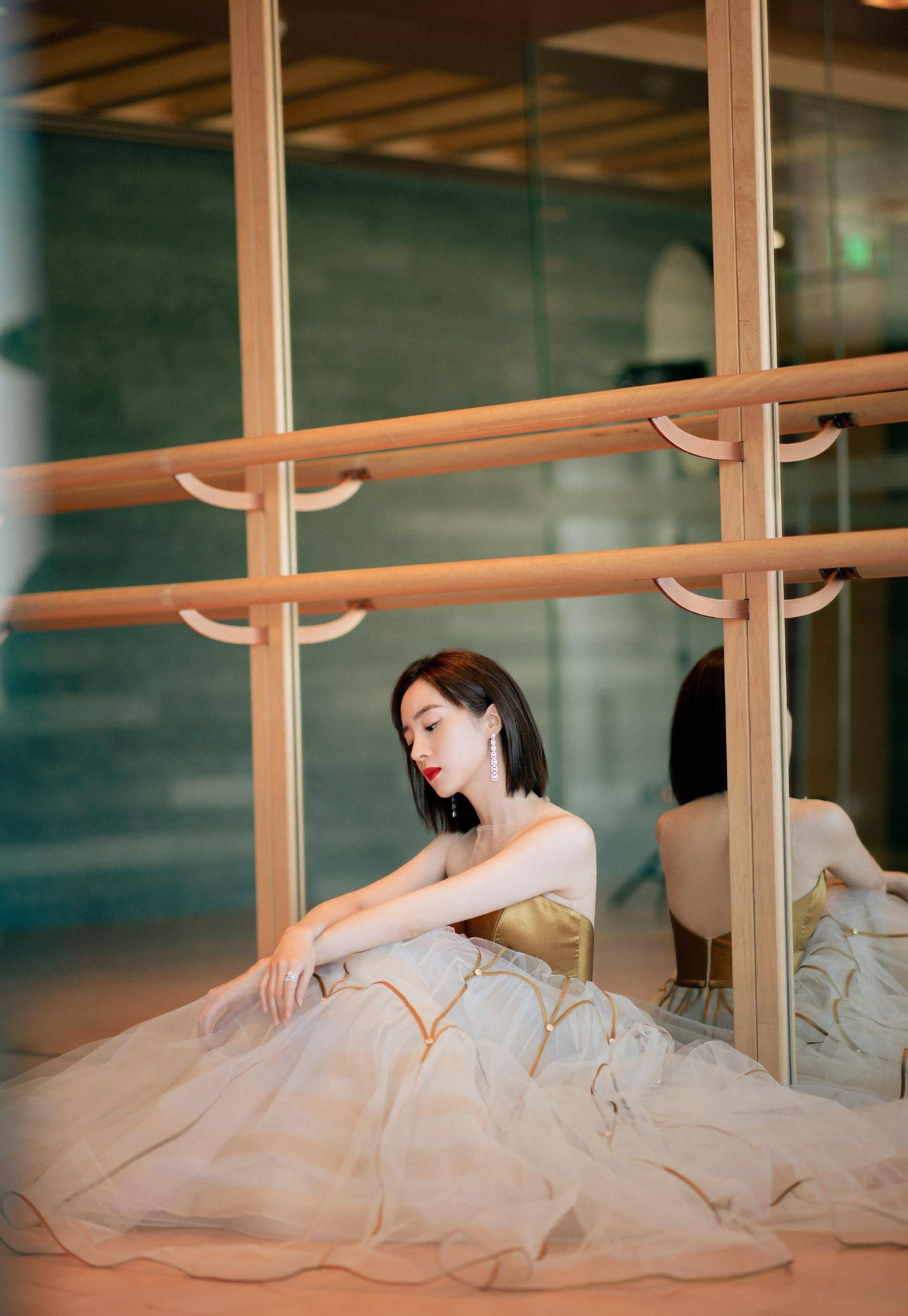 又一个神仙姐姐?胡冰卿穿抹身材薄纱裙古典精致,越看越有气质