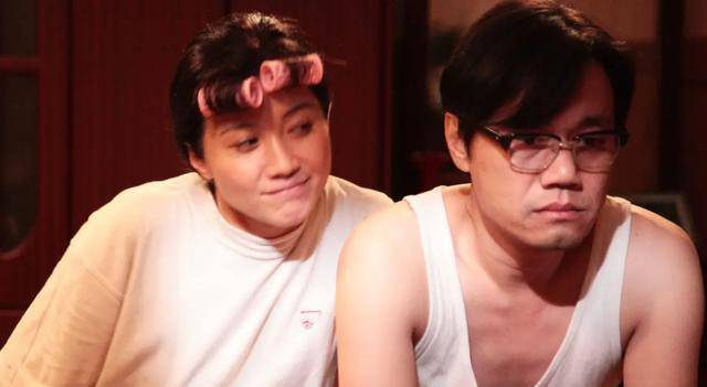 大致剧情是:厂里的中层干部马学武和在汉正街打工卖袜子的妻子李宝莉