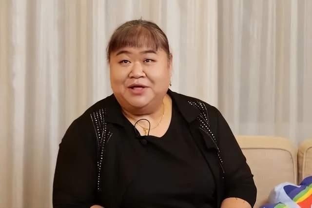 "举重冠军"唐功红:30岁退役,国家奖励4室2厅,老公长相帅气_张美兰