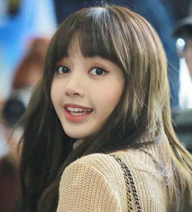 lisa全新造型风格大变,钻石吊带搭配鬼马麻花马尾辫,暴露发际线_发型