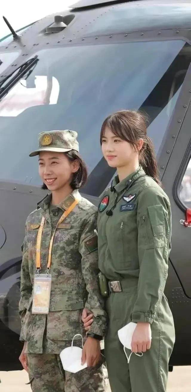性感女神柳岩,英姿飒爽的飞行员徐枫灿,你喜欢哪种美_考核_蝴蝶结